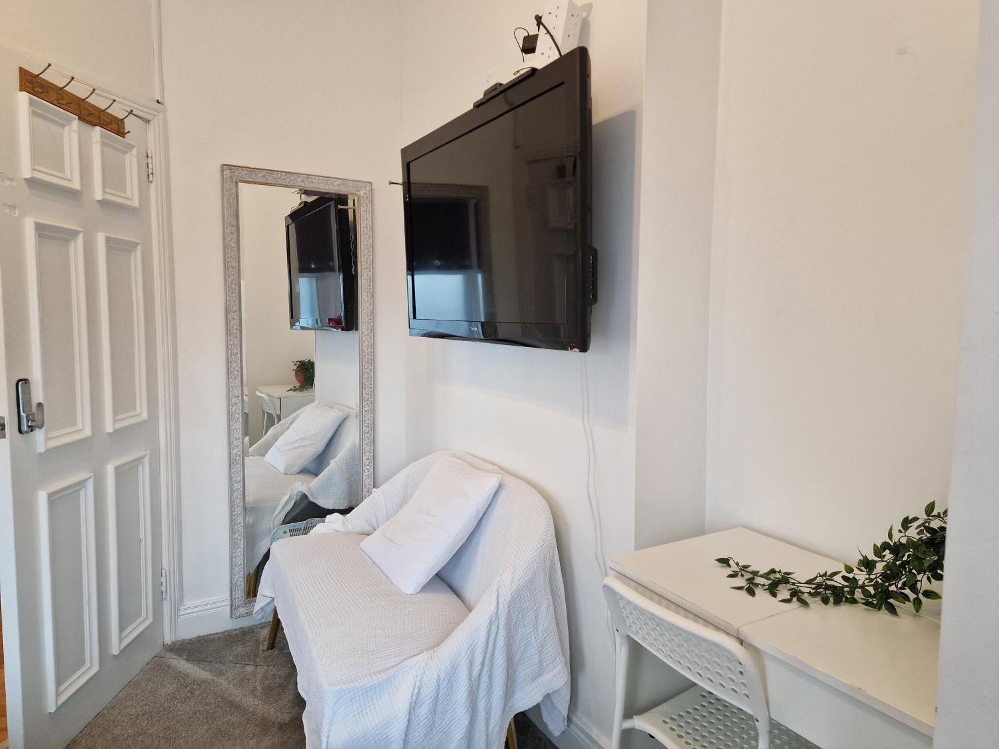 Ostello Aunty Katie'S House, Ni Tourist Board Certified & Located On The Main Oldpark Road To Belfast, With Free Continental Breakfast & Free Ultra Fast Sky Internet, Free Sky Sports & Free Sky Cinema, Self-Check In After 10Pm Gmt Esterno foto